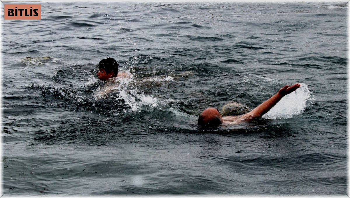 Bitlisliler eksi 10 derecede buz gibi suya girdiler
