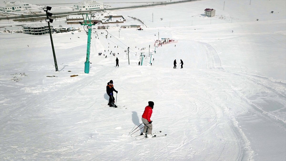 Bitlisliler sezonun açıldığı kayak merkezinde yoğunluk oluşturdu