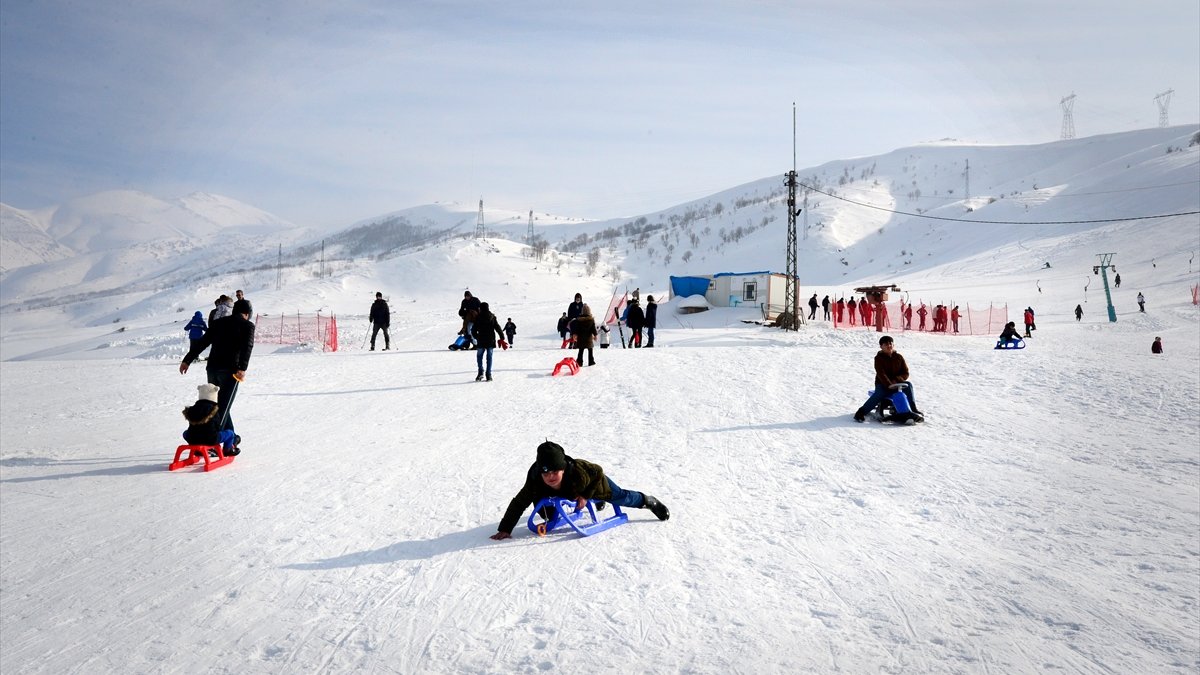 Bitlisliler yarıyıl tatilini kayak merkezinde değerlendiriyor