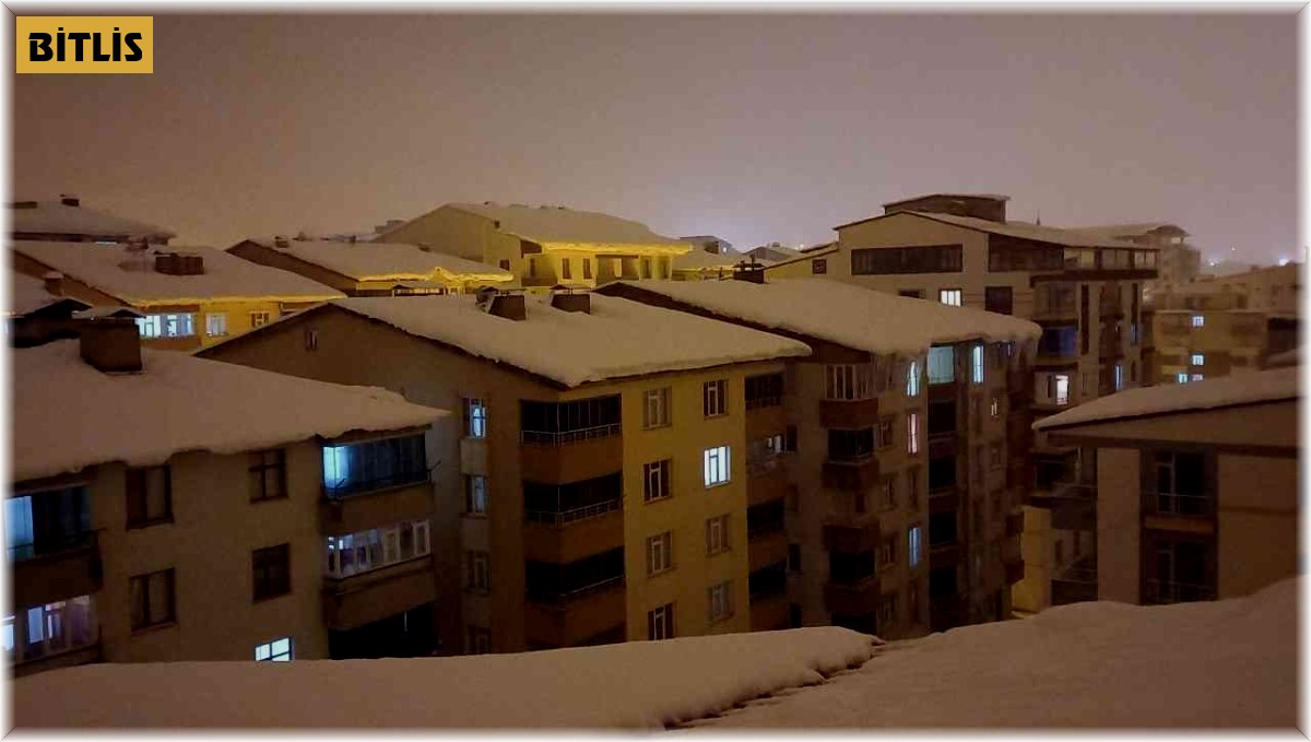 Bitlislilerin korkulu rüyası: Çatılardaki kar kütlesi