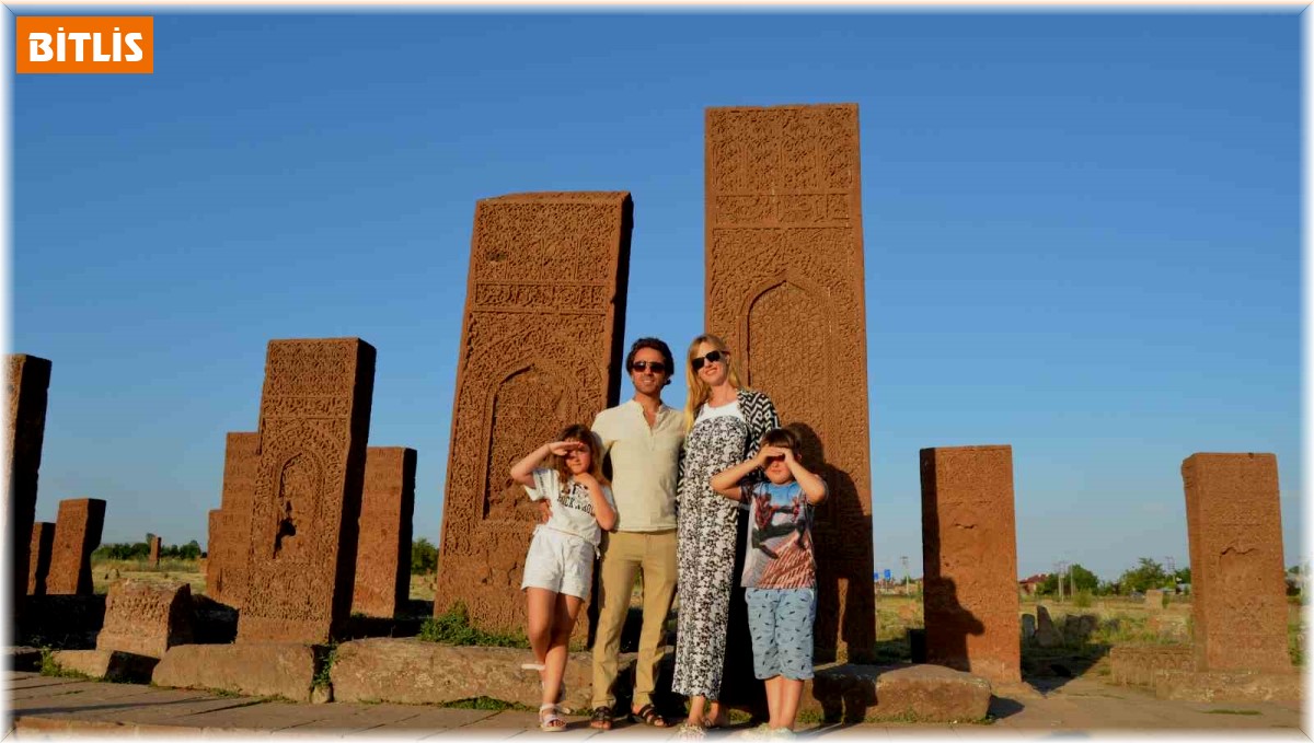 Bitlislilerin ünlü gelini büryan yedi, Van Gölü'nde yüzdü