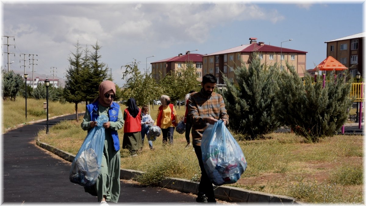 Bitlis’te gönüllüler çöp topladı