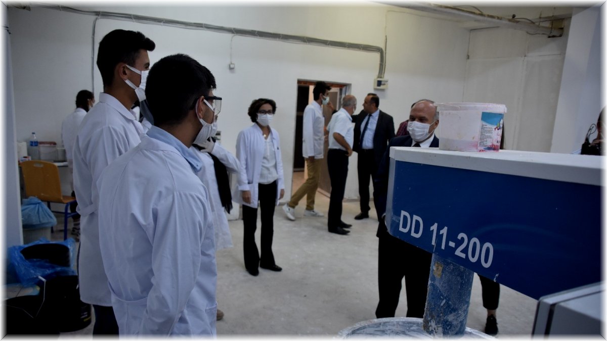 Bitlis’te öğrencilerin ürettiği boyalar okulların ihtiyacını karşılıyor