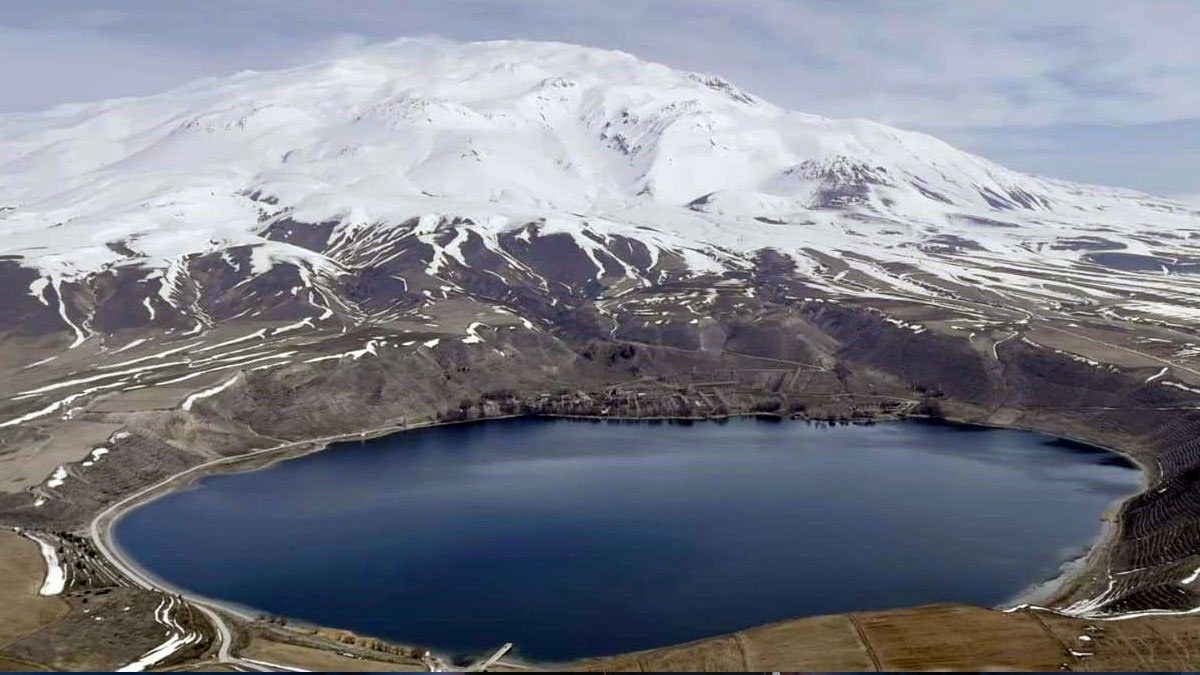 Bitlis’teki Aygır Gölü, Süphan Dağı manzarasıyla doğaseverlerin ilgisini çekiyor