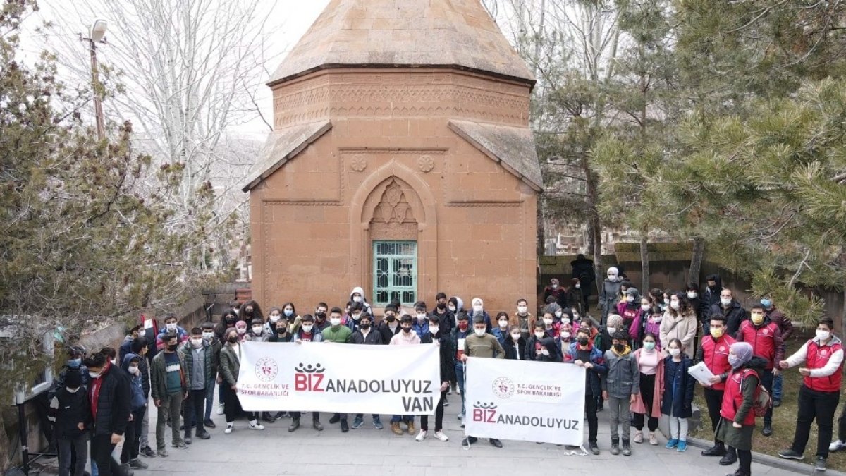 'Biz Anadolu'yuz' projesi kapsamında öğrenciler Ahlat'ı gezdi