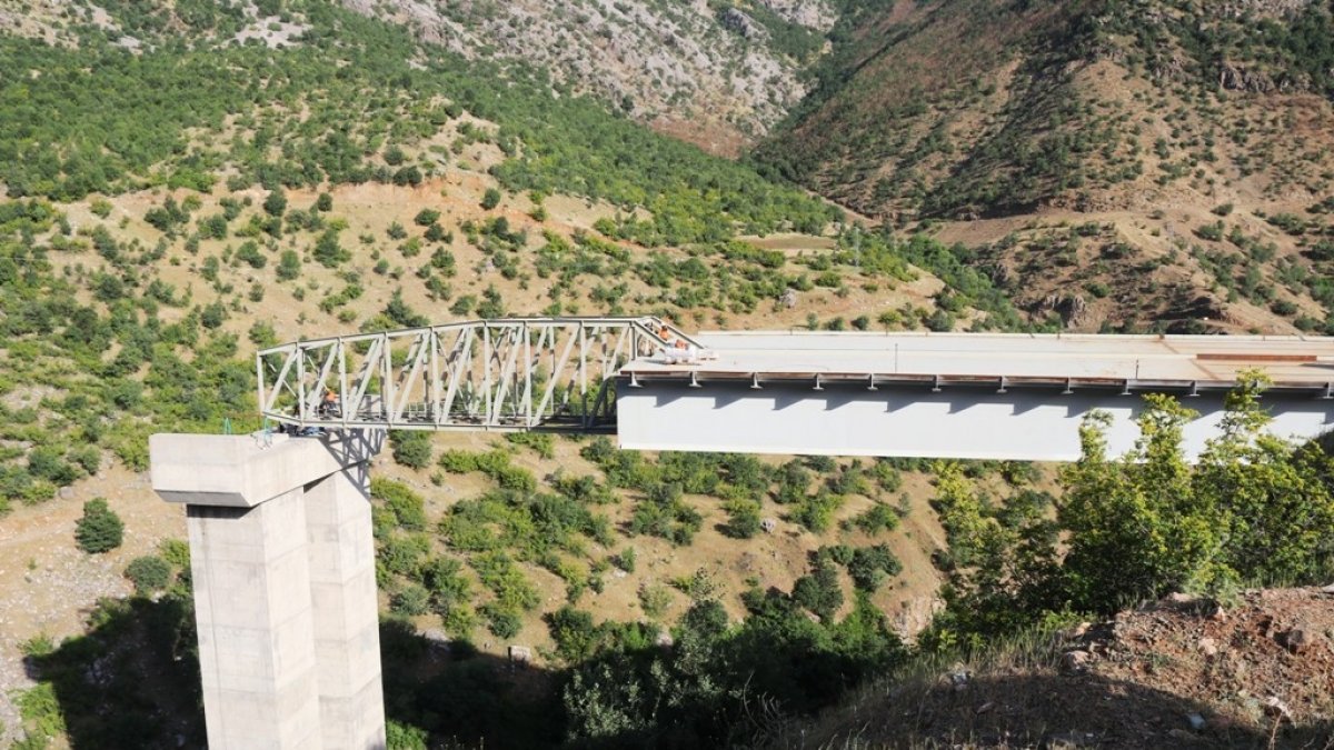 Bölgenin en büyük viyadükü itme-sürme tekniğiyle Bitlis'te yapılıyor