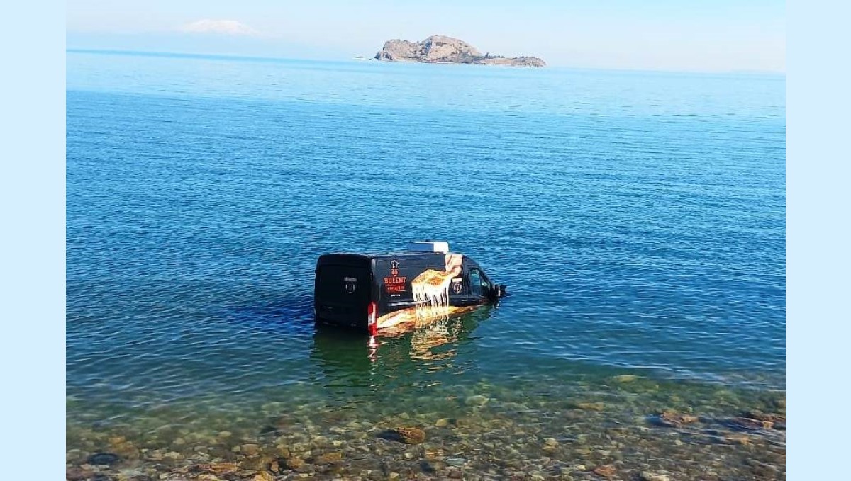 Börek firmasının aracı Van Gölü'ne uçtu: 1 yaralı