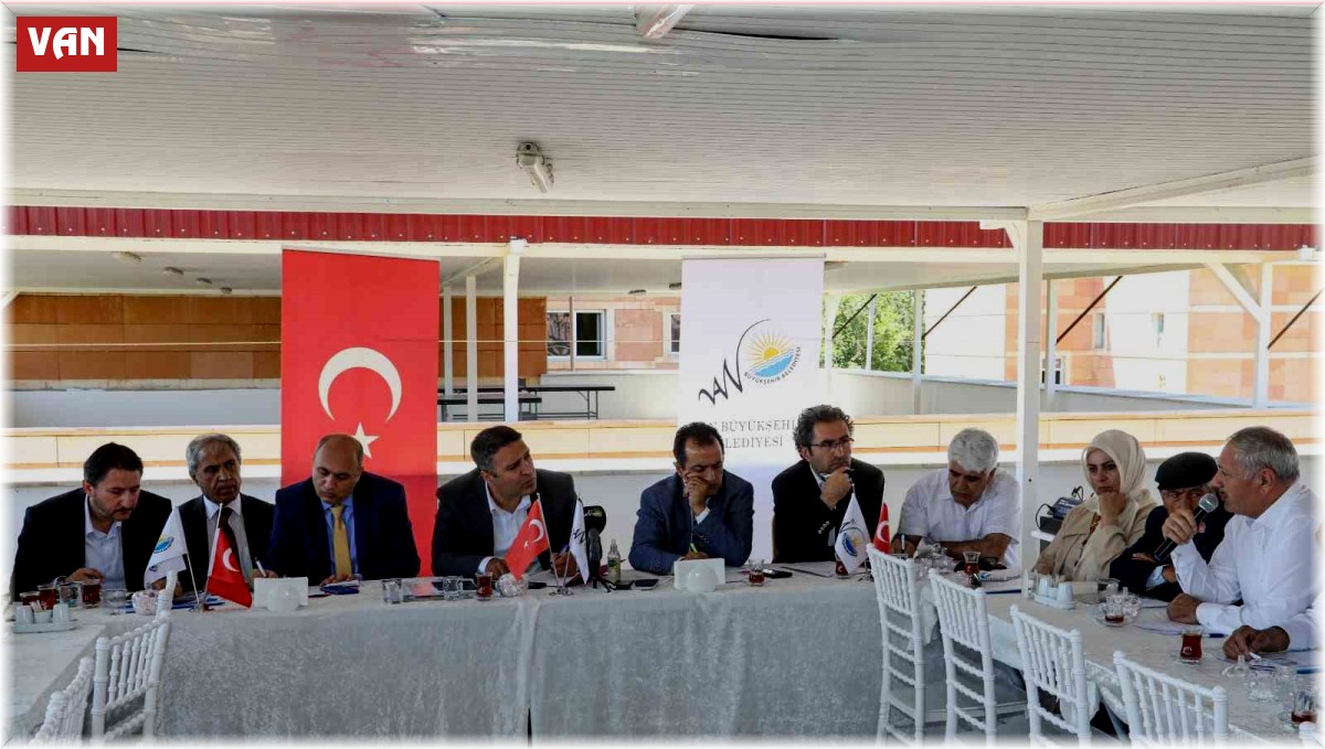 Boruyla kaçak hat çekerek bahçesini suluyor