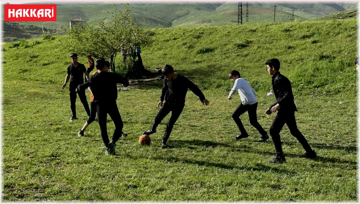 Boş arazide kıran kırana top oynayan gençler futbol sahası istiyor