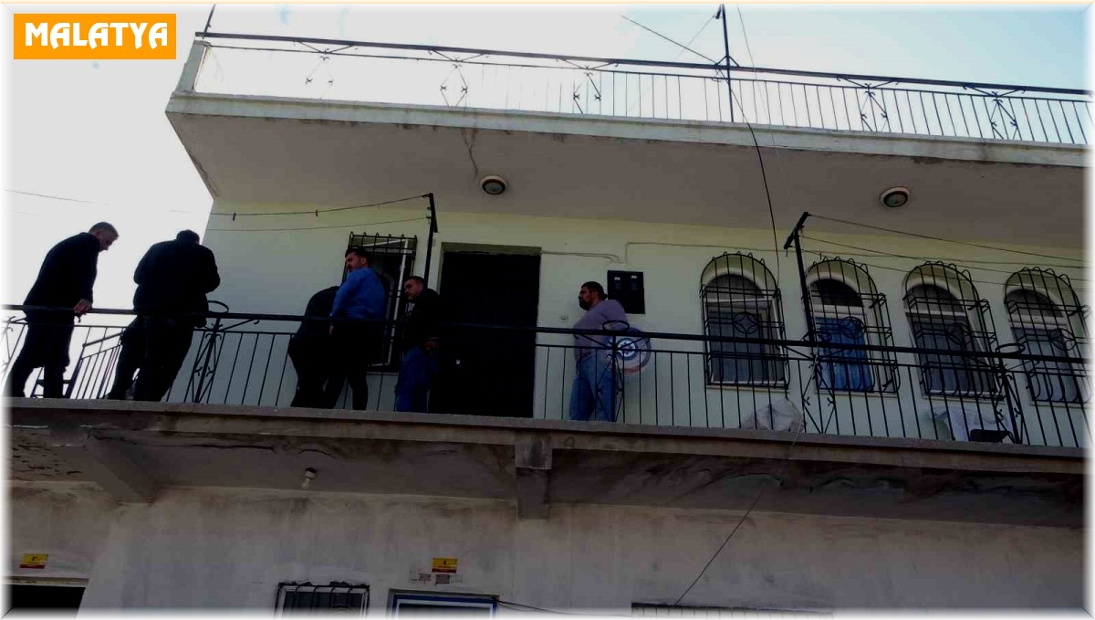 Boşanma aşamasındaki eski polis bıçakla kendini eve kapattı, ekipler alarma geçti