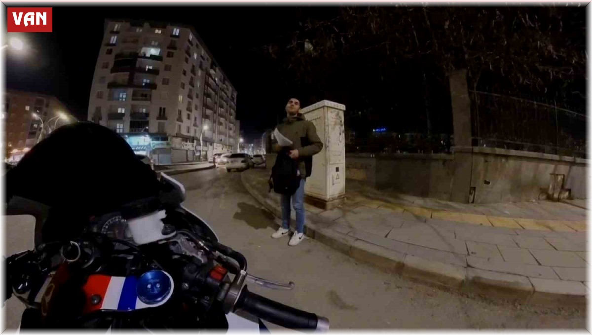 Böyle inat görülmedi: Vanlı gençlerin 'önce sen geç' inadı bir saat sürdü