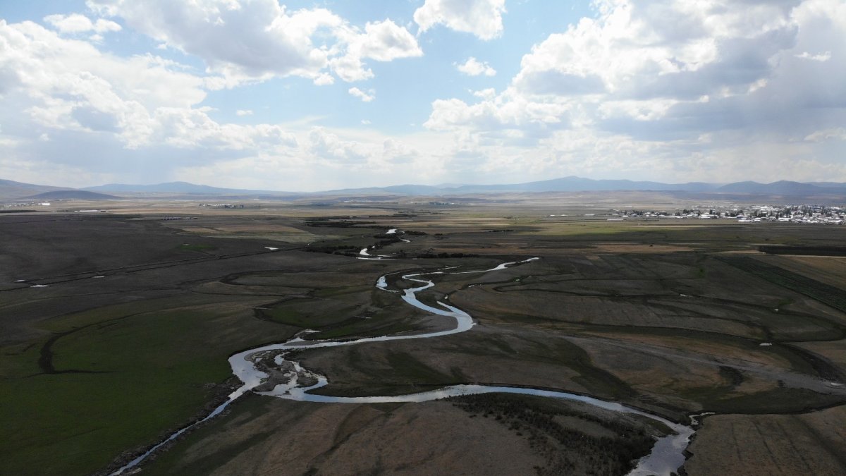 Bozkırın ortasından yılan gibi kıvrılarak akıyor
