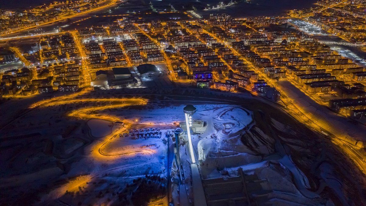 "Bozkırın turizm cenneti" gündüz beyaz örtüsü gece ışıl ışıl görüntüsüyle adeta büyülüyor