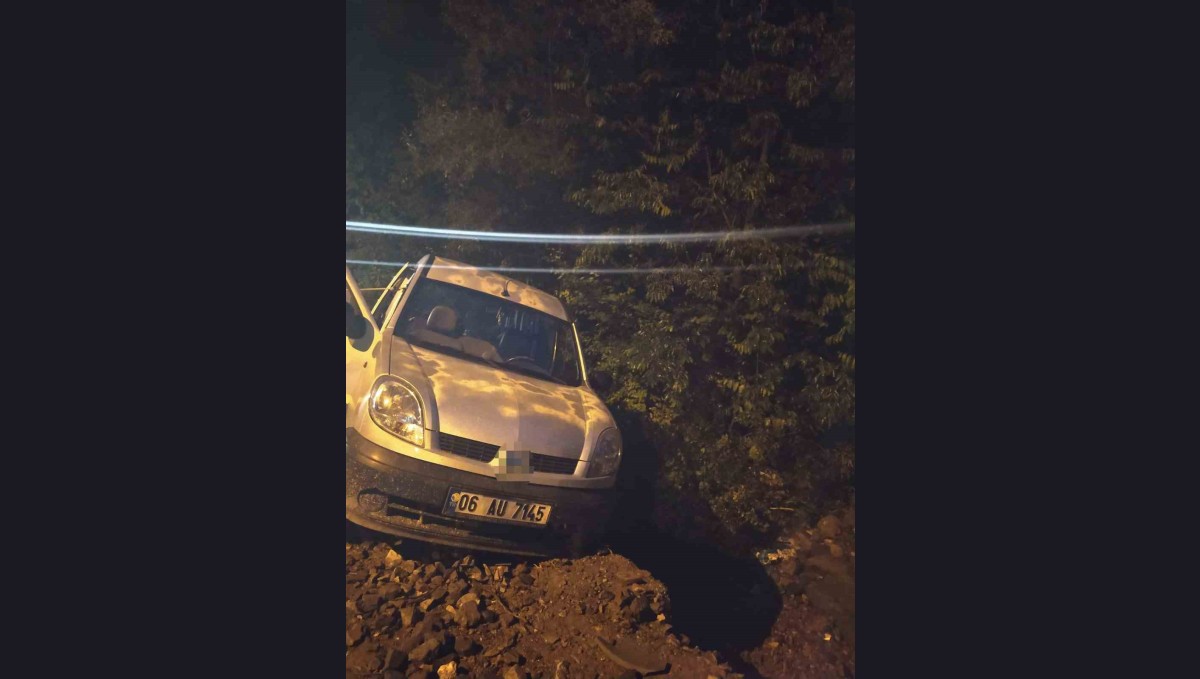 Bozuk yolu fark etmeyen sürücü şarampole düştü