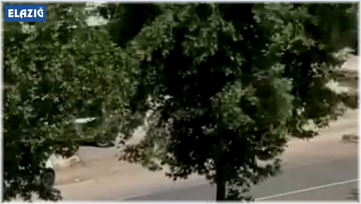 Bozulan aracı, başka bir araçla kaputun üstünden ittiler