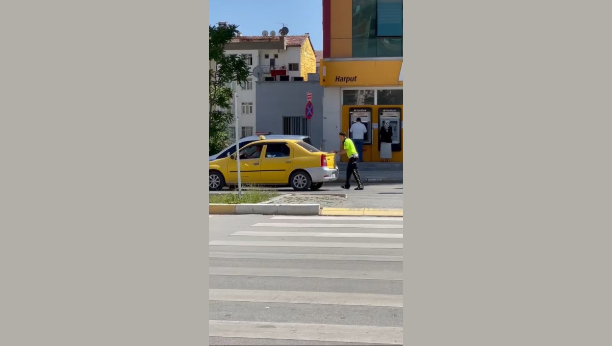 Bozulan aracın yardımına polis ekibi yetişti