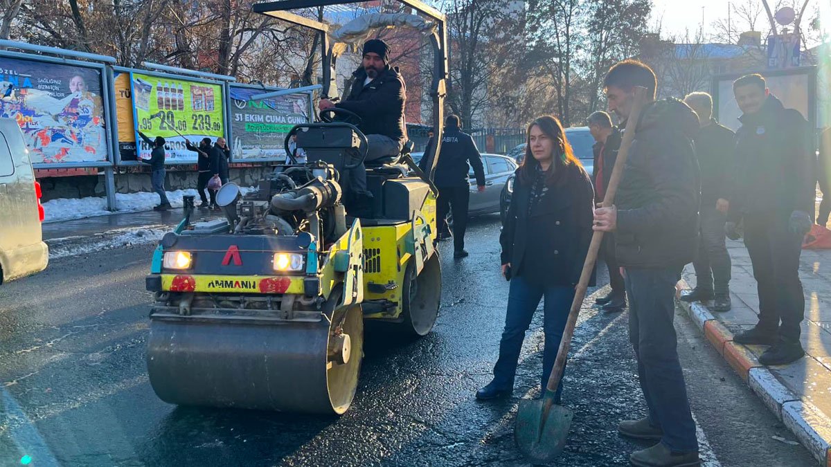 Bozulan yollar onarılıyor, Ağrı Belediyesi asfalt yama çalışmalarını sürdürüyor
