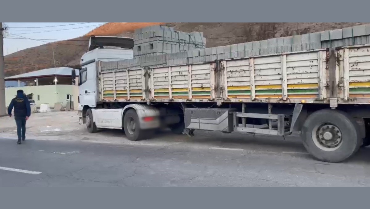 Briket yüklü tırda 31 düzensiz göçmen yakalandı