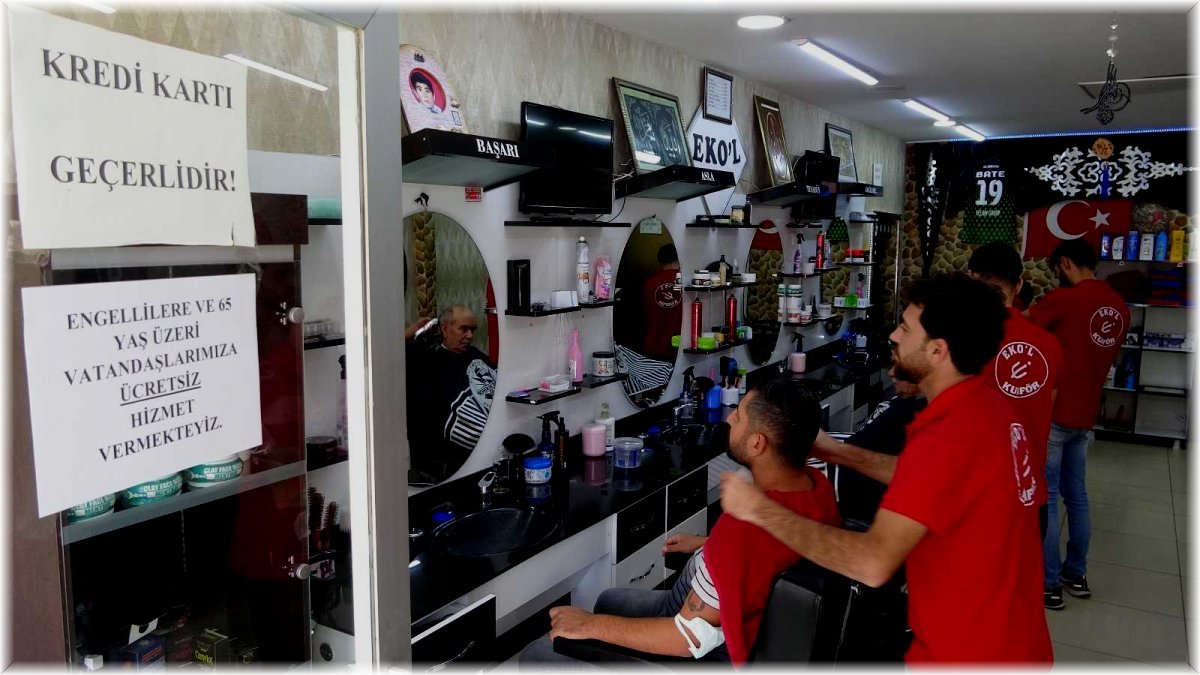 Bu berberde özel bireyler ve 65 yaş üstü ücretsiz tıraş ediliyor