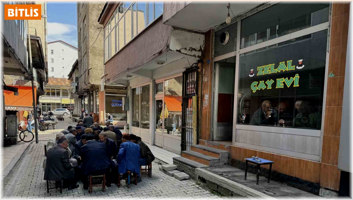 Bu kahvehanede 7'den 70'e herkes satranç oynuyor