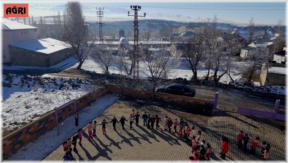 Bu okulda teneffüsler halay çekerek geçiyor