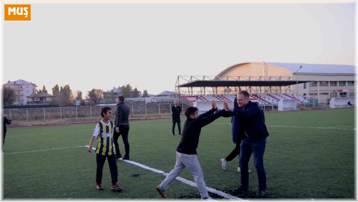 Bulanık Kaymakamı Koşansu, çocuklarla futbol oynadı