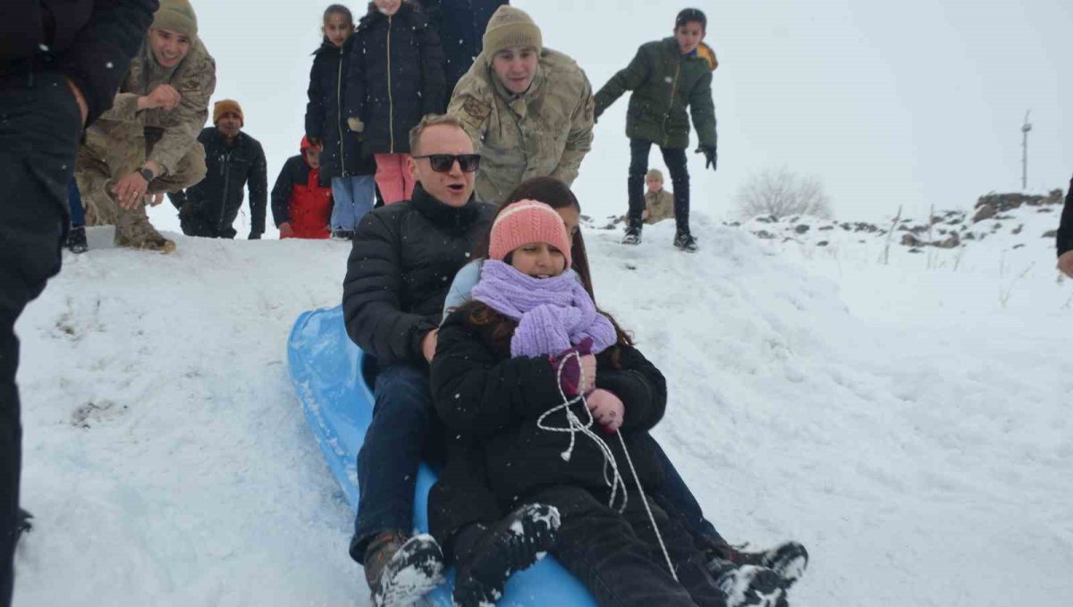 Bulanık Kaymakamlığı'ndan çocuklara unutulmaz kış şenliği