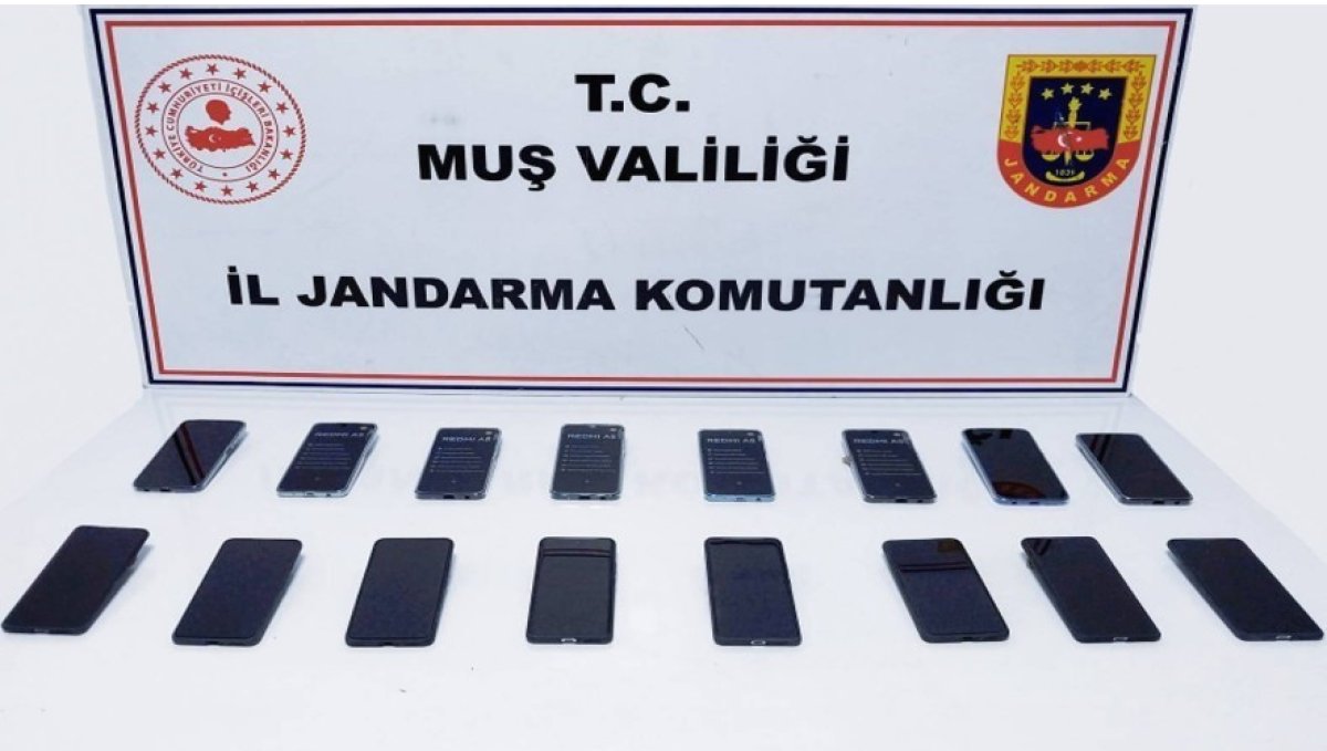 Bulanık'ta 16 adet kaçak cep telefonu ele geçirildi