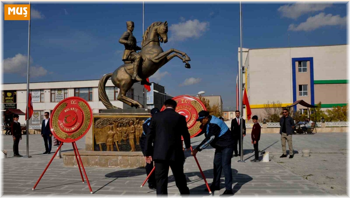 Bulanık'ta 29 Ekim Cumhuriyet bayramı çelenk koyma töreni yapıldı