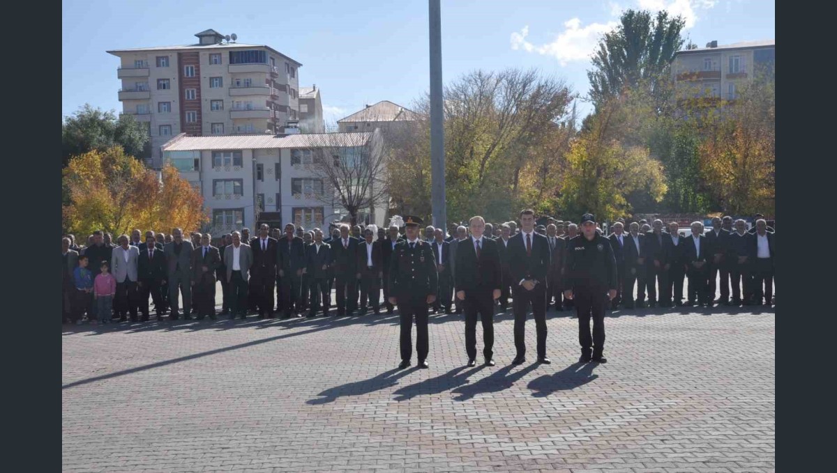 Bulanık'ta 29 Ekim Cumhuriyet bayramı çelenk koyma töreni yapıldı