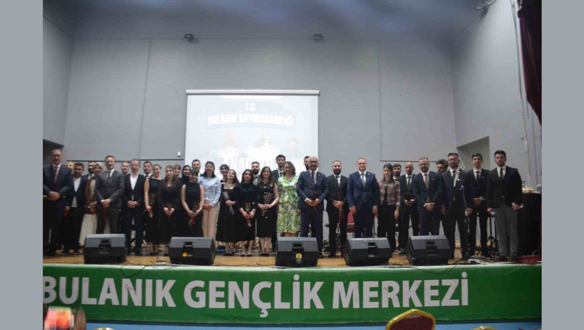 Bulanık'ta 'Anadolu Türküleri Halk Konseri'ne yoğun ilgi