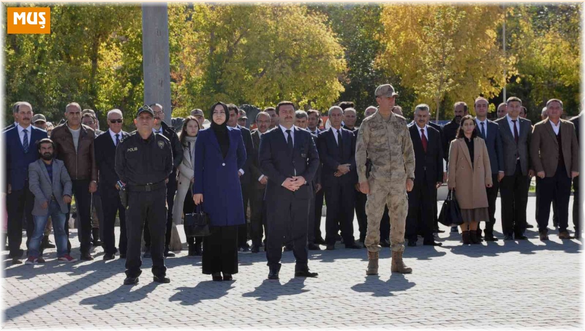 Bulanık'ta çelenk sunma töreni