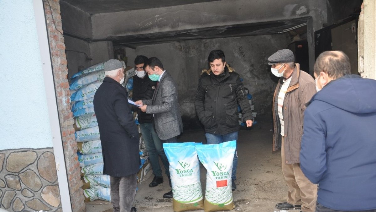 Bulanık'ta çiftçilere yonca tohumu dağıtımı