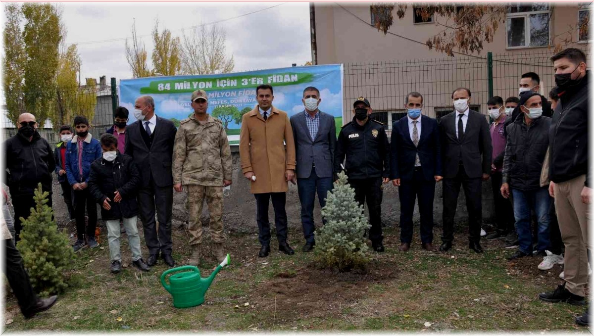 Bulanık'ta fidan dikimi