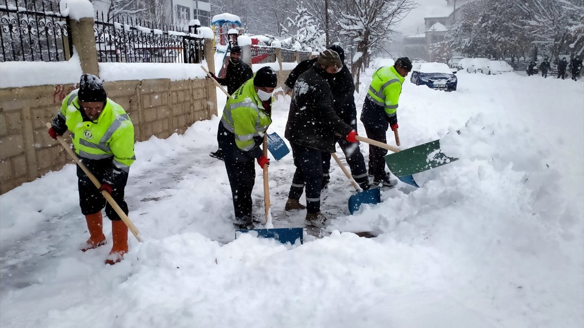 Bulanık'ta karla mücadele çalışması