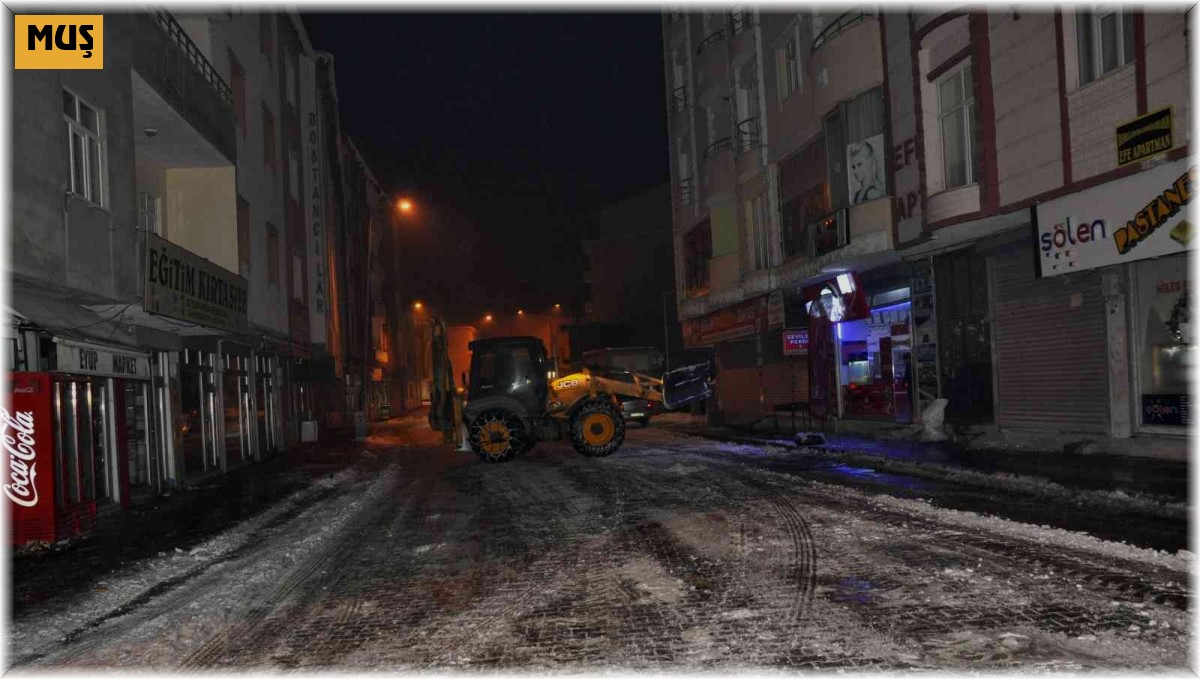 Bulanık'ta karla mücadele çalışması