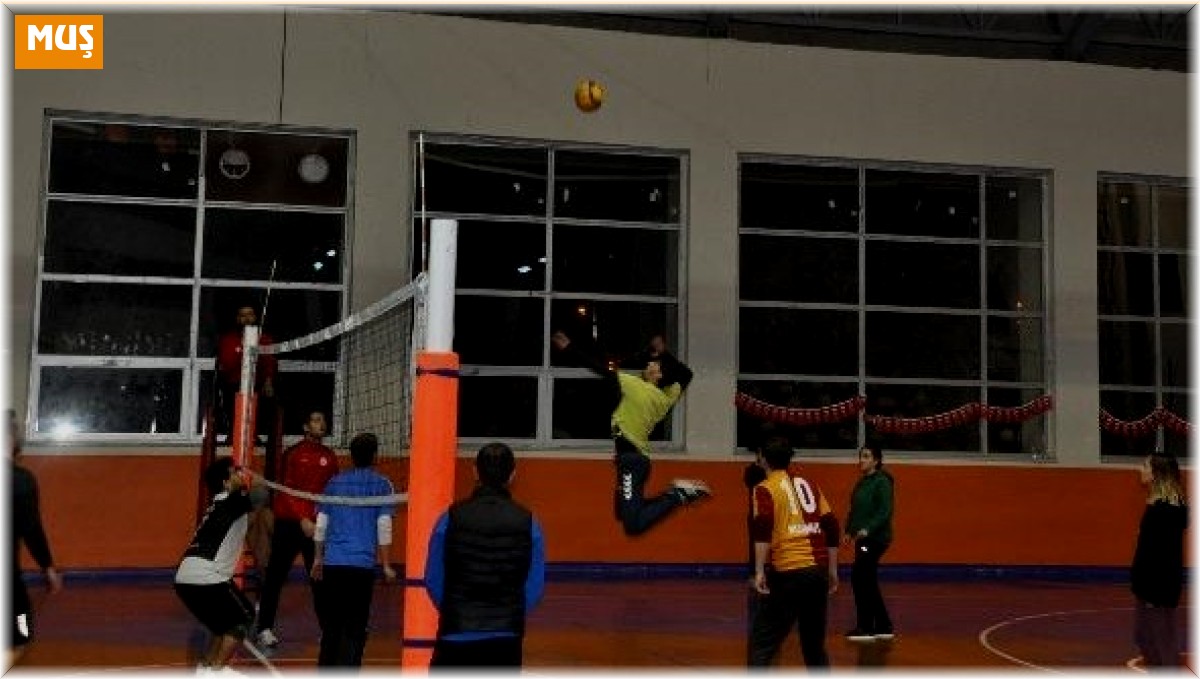 Bulanık'ta 'Kurumlar Arası Voleybol Turnuvası' başladı