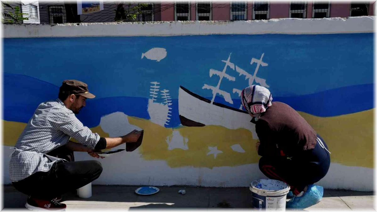Bulanık'ta okul duvarları çizgi film kahramanlarıyla süsleniyor