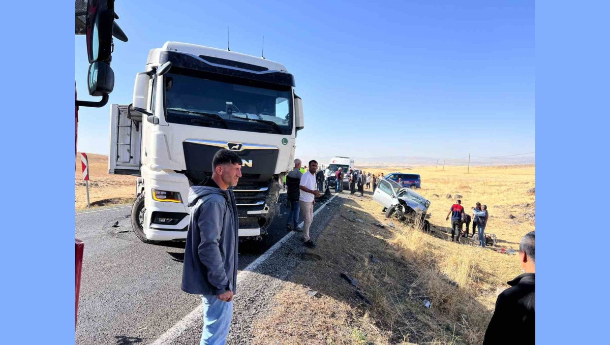 Bulanık'ta otomobil ile tır çarpıştı: 1 yaralı