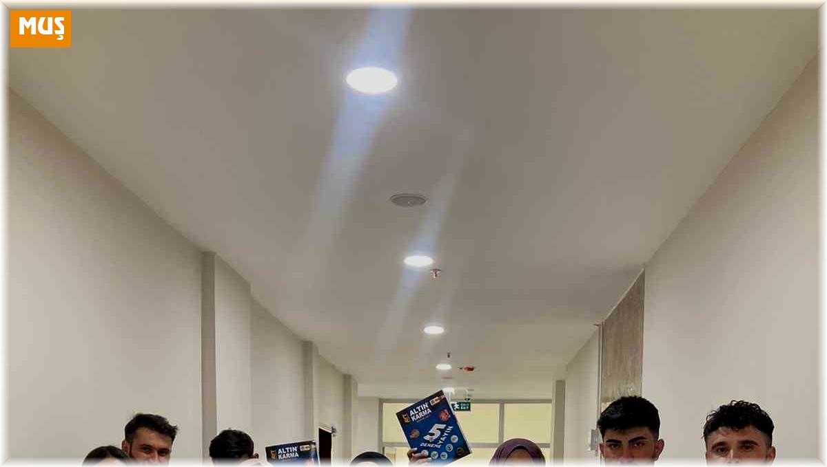 Bulanık'ta sınavına girecek gençlere kitap desteği