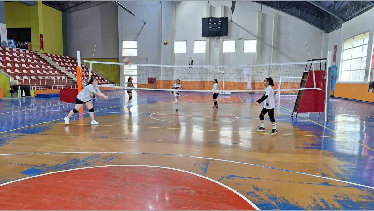 Bulanık'ta voleybol antrenmanları yoğun katılımla devam ediyor