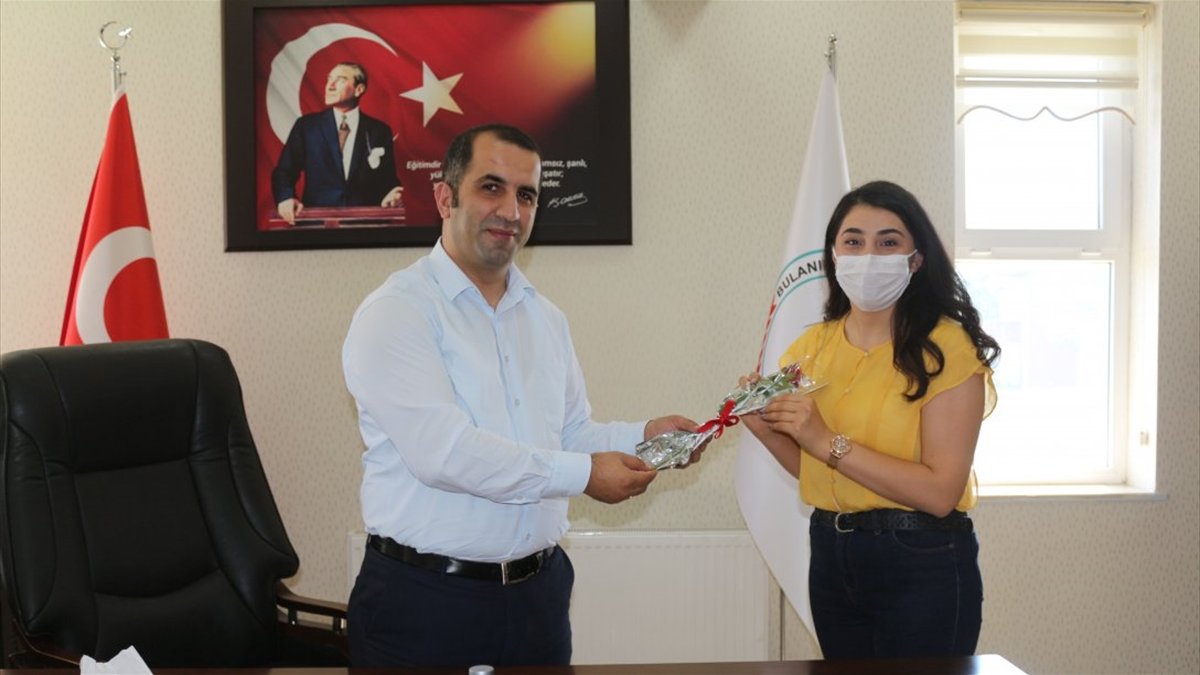 Bulanık'ta yeni atanan öğretmenler karanfillerle karşılandı