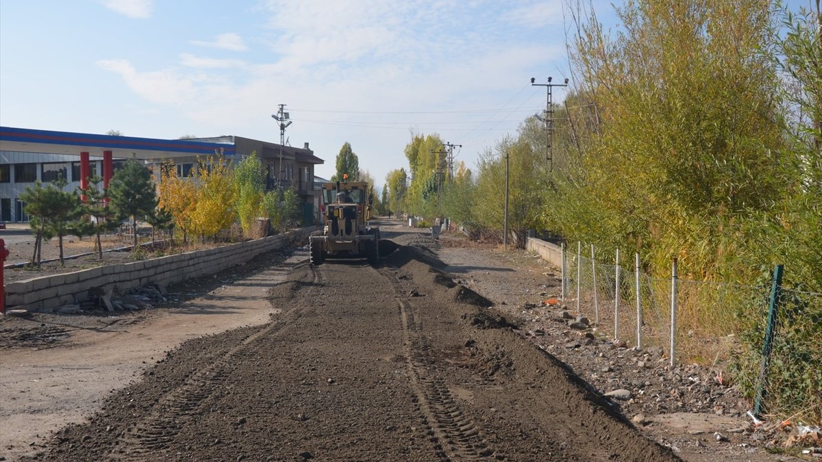 Bulanık'ta yol yapım çalışmaları