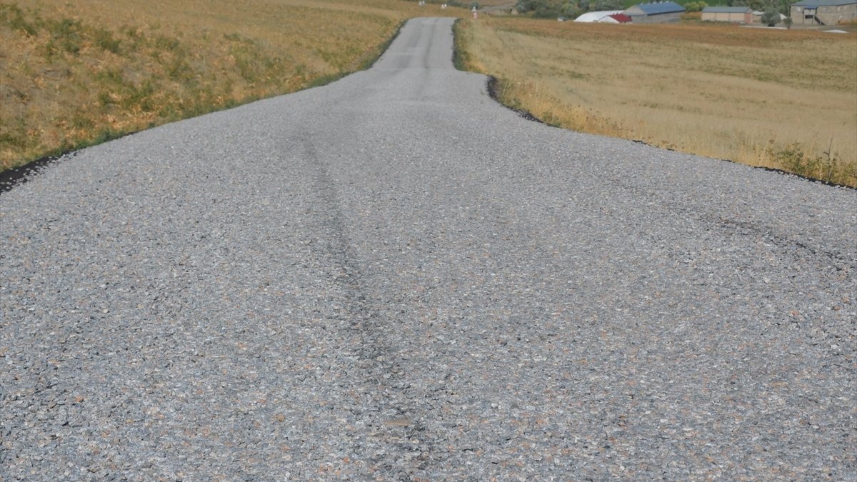 Bulanık'taki köylerde yol çalışmaları sürüyor
