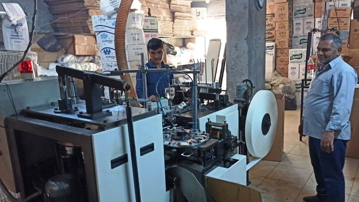 Bulanıklı girişimci karton bardak üreterek çevre illere pazarlıyor
