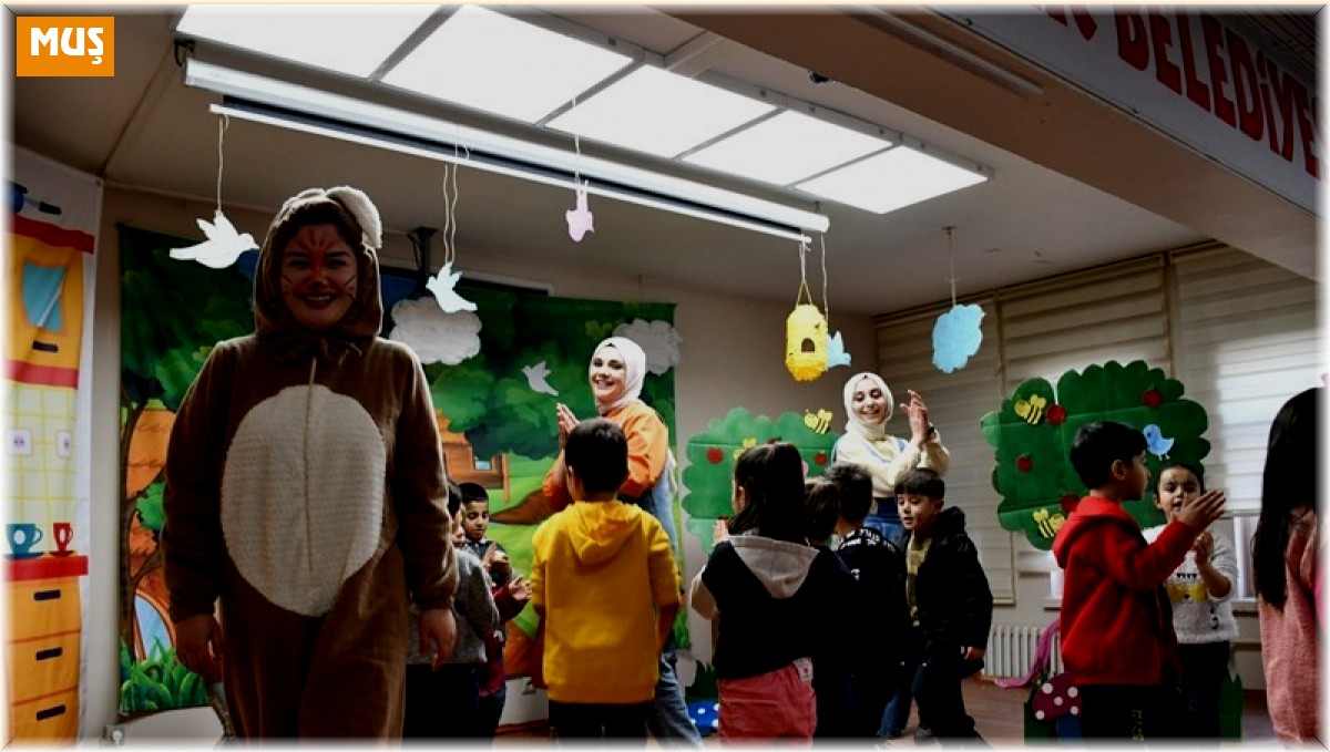 Bulanıklı öğretmenlerin oynadığı tiyatro oyununu minikler beğeni ile izledi