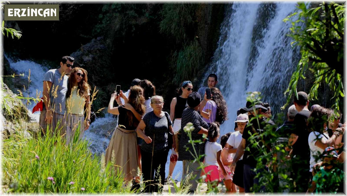 Bunaltıcı sıcaklarda serinlemek isteyen Girlevik Şelalesi'nin yolunu tutuyor