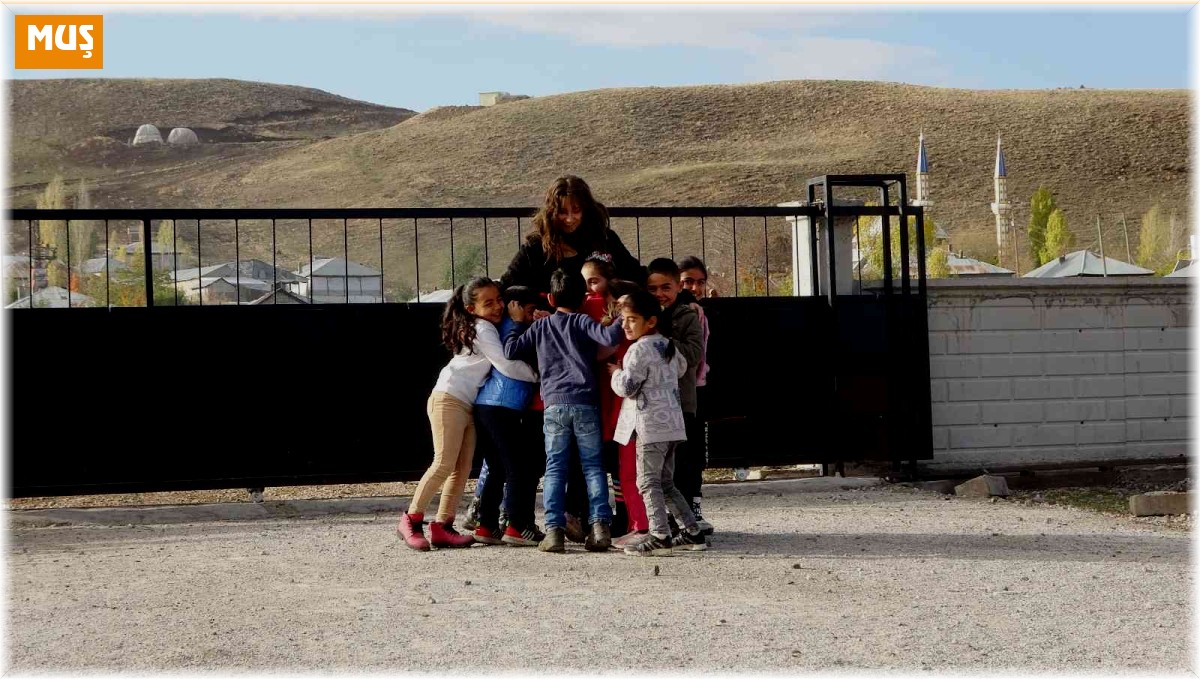 Bursa'dan geldi, Muş'un dağ köyünde öğrencileri için soba yakmayı öğrendi