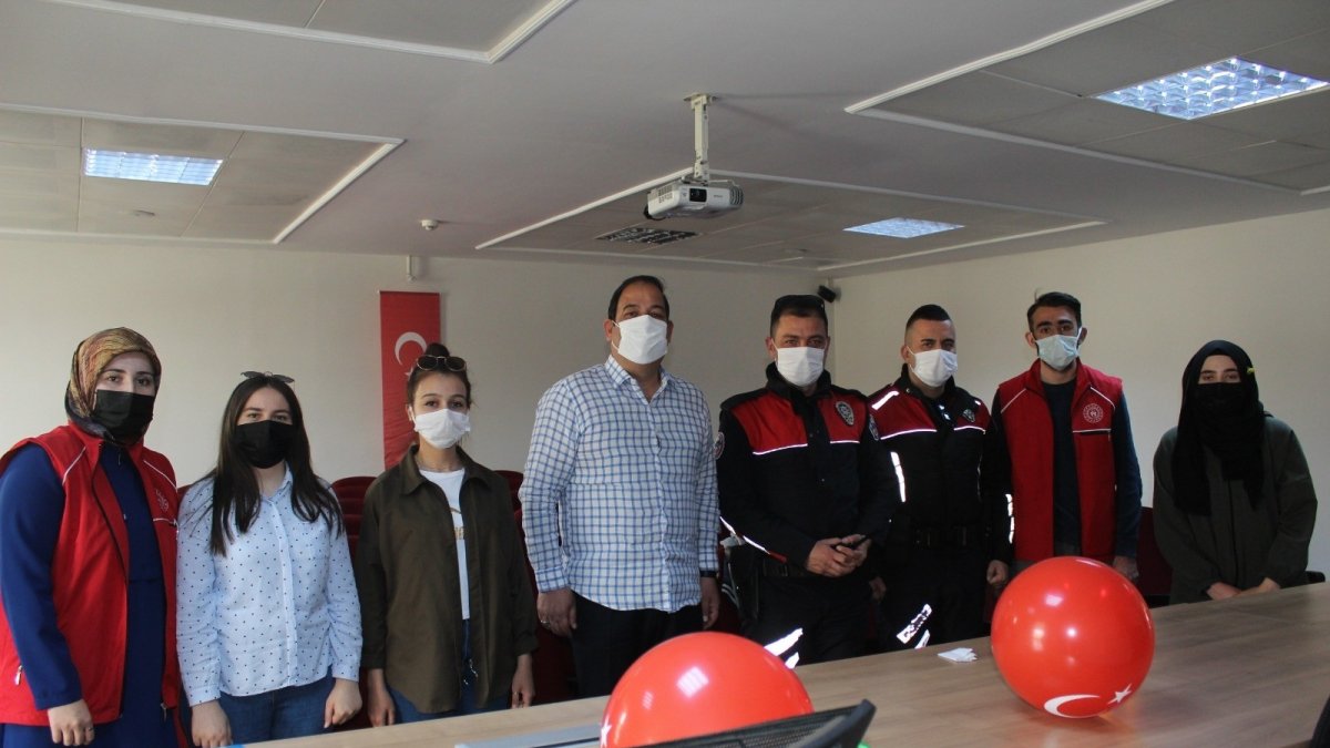 'Büyük olay var' ihbarına giden polisler, gençlerle pasta kestiler