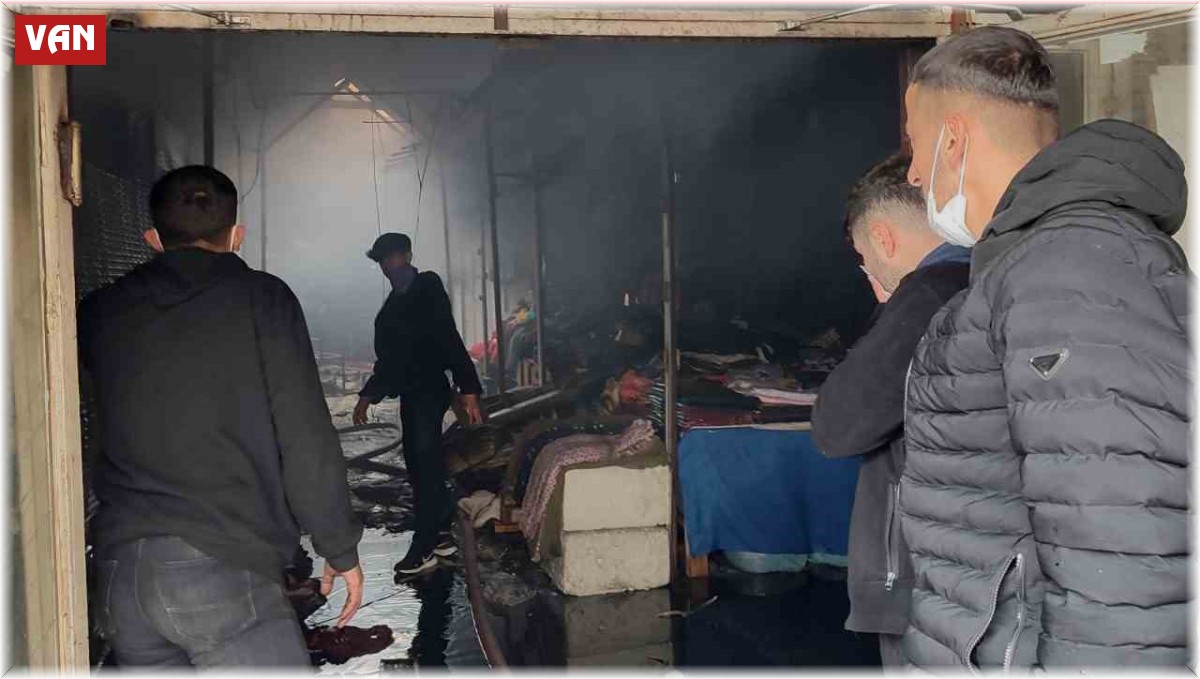 Büyük Rus Pazarı'ndaki yangında onlarca dükkan zarar gördü